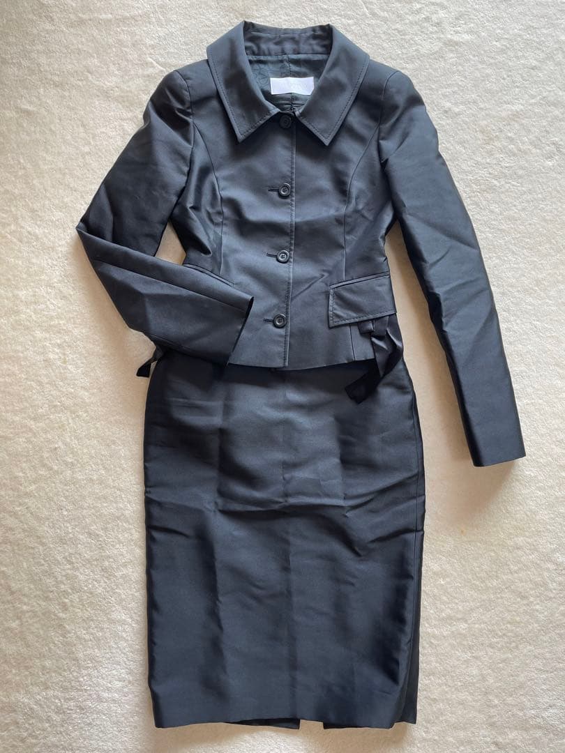 新品、タグ付！VALENTINO 黒スーツ(ジャケット、スカート)冠婚葬祭
