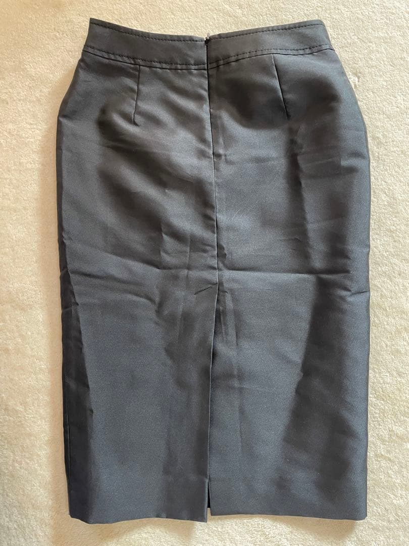 新品、タグ付！VALENTINO 黒スーツ(ジャケット、スカート)冠婚葬祭