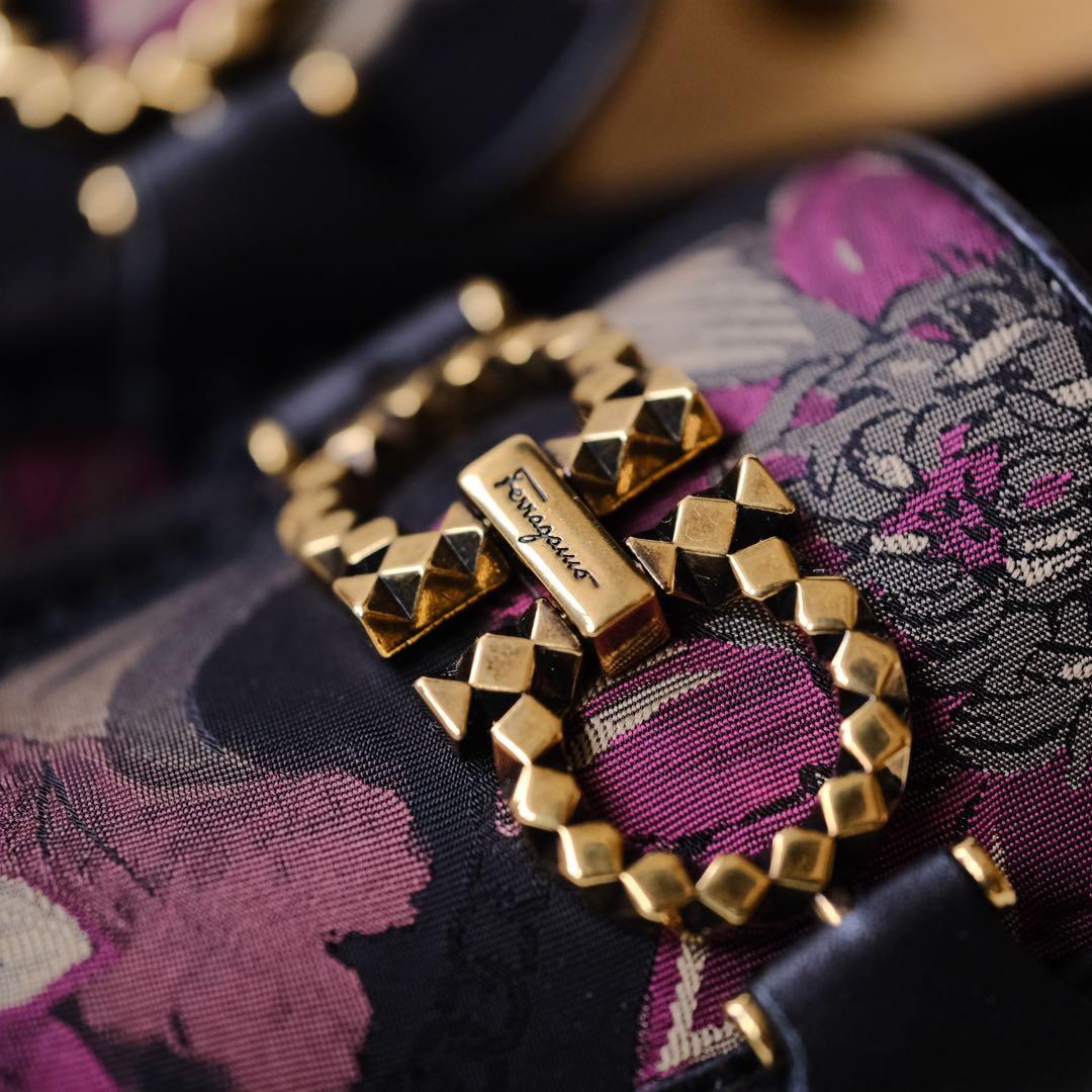 極美品SalvatoreFerragamoフローラルジオガンチーニROLO45D