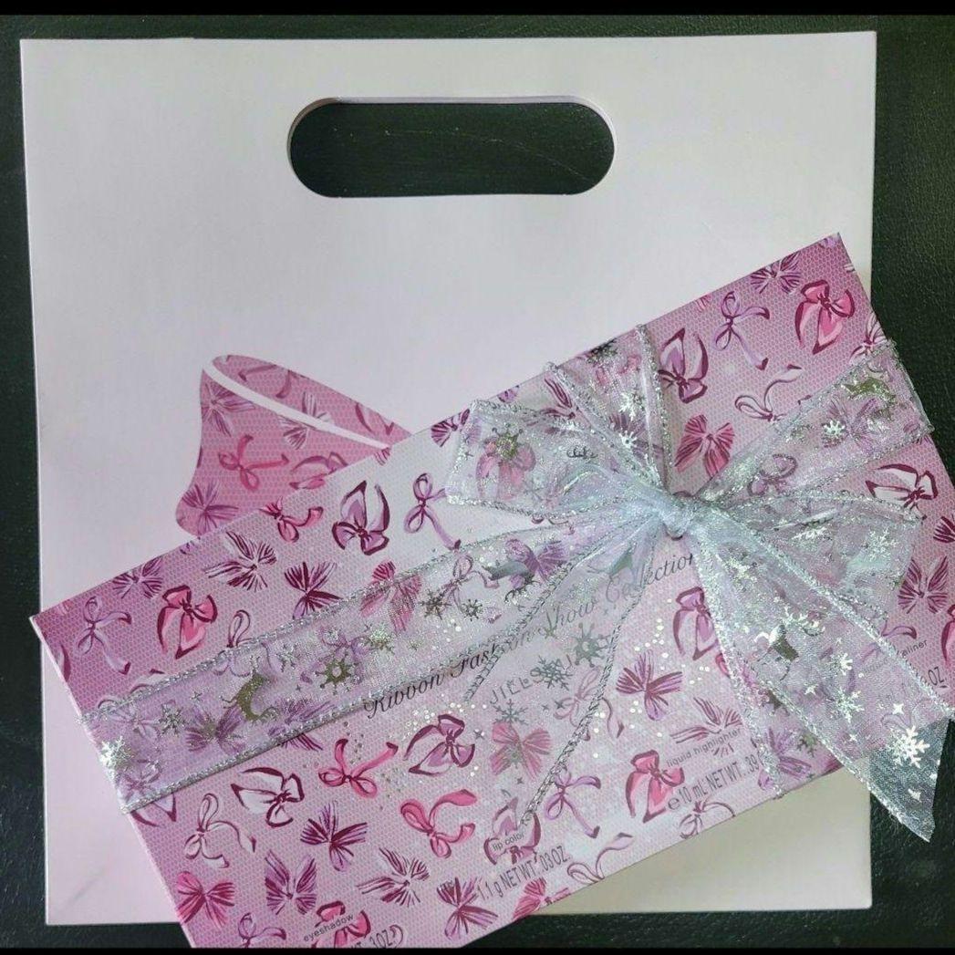 ジルスチュアート　クリスマスコフレ 2025 リボンファションショーコレクション