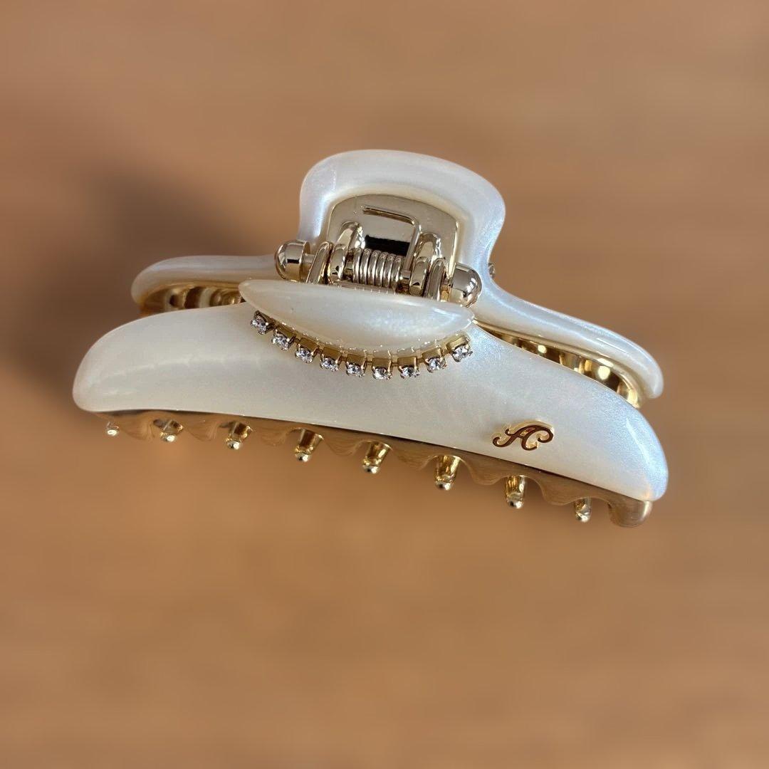 【新品未使用品】acca パールホワイトヘアクリップ Mサイズ　ラッピング袋付き