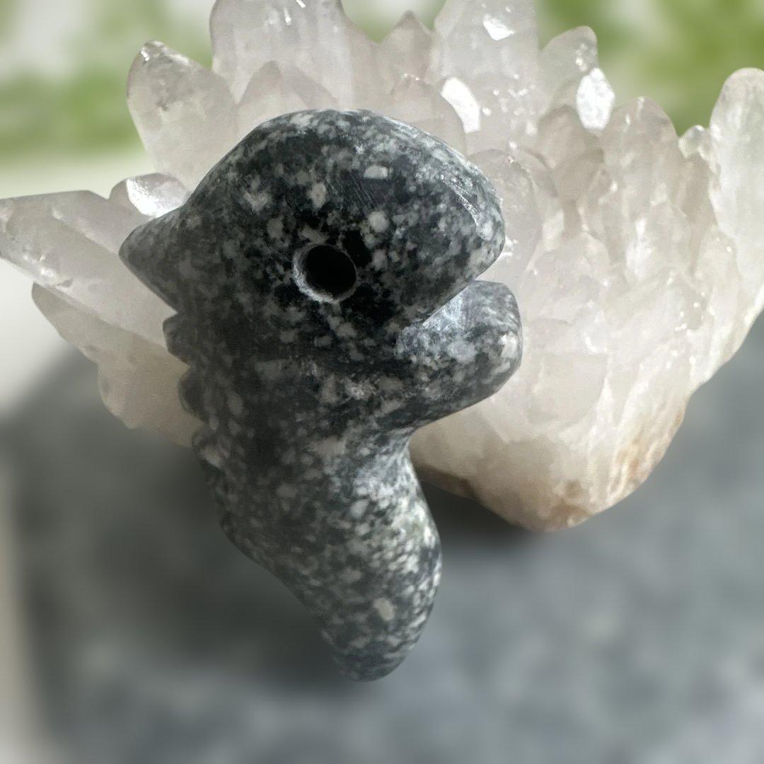 【遠野霊石】龍神様の鬣を宿す勾玉 唯一無二の龍神波動石　手掘り研磨　 オリジナル