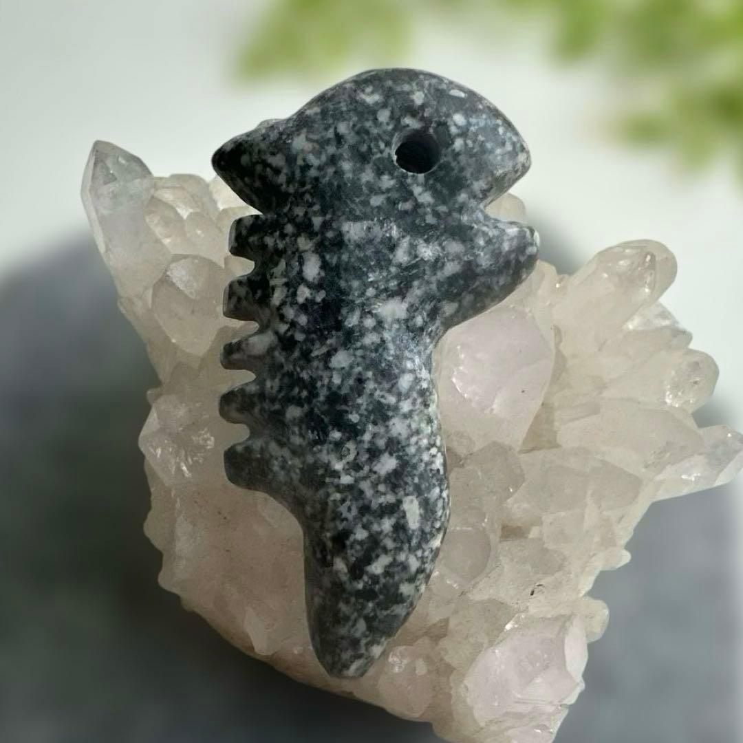 【遠野霊石】龍神様の鬣を宿す勾玉 唯一無二の龍神波動石　手掘り研磨　 オリジナル