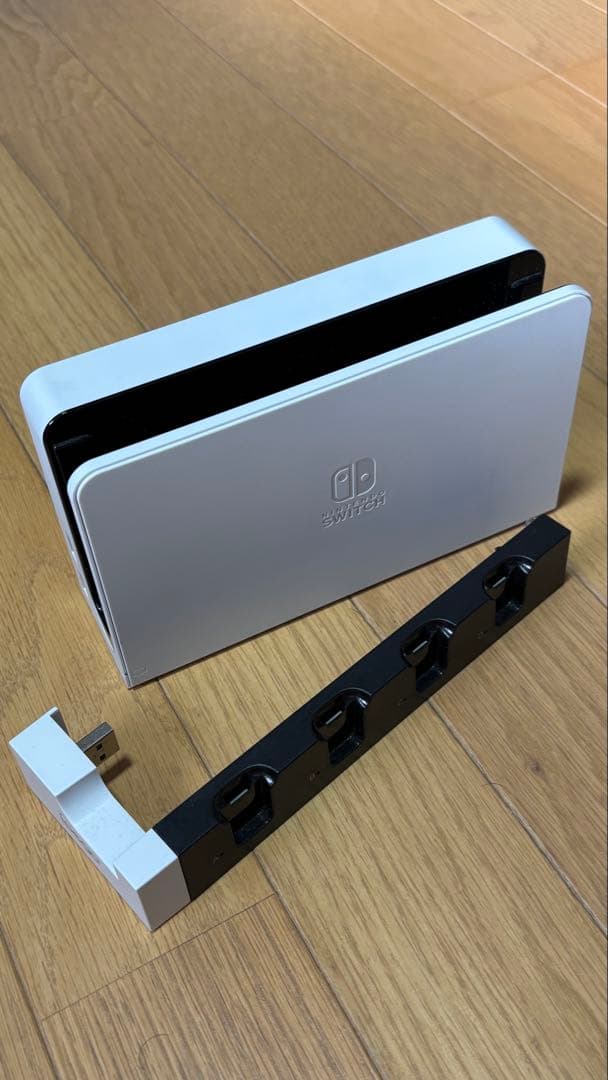 【期間限定値下げ】任天堂Switch有機EL／ジョイコン／充電グリップ-３点