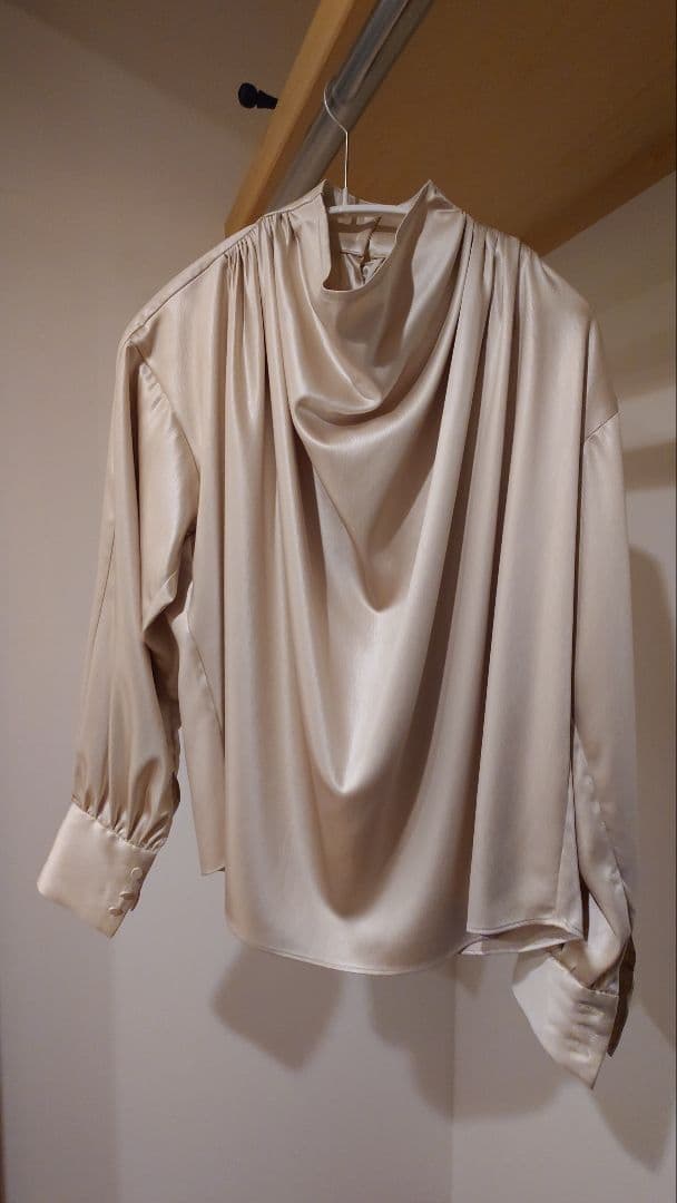 support surface　シャンパンゴールド　ブラウス