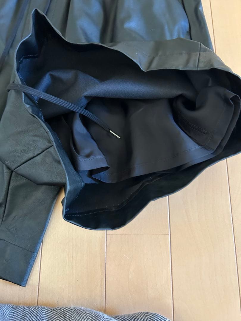 sacraブラック 合成皮革 ハーフパンツ