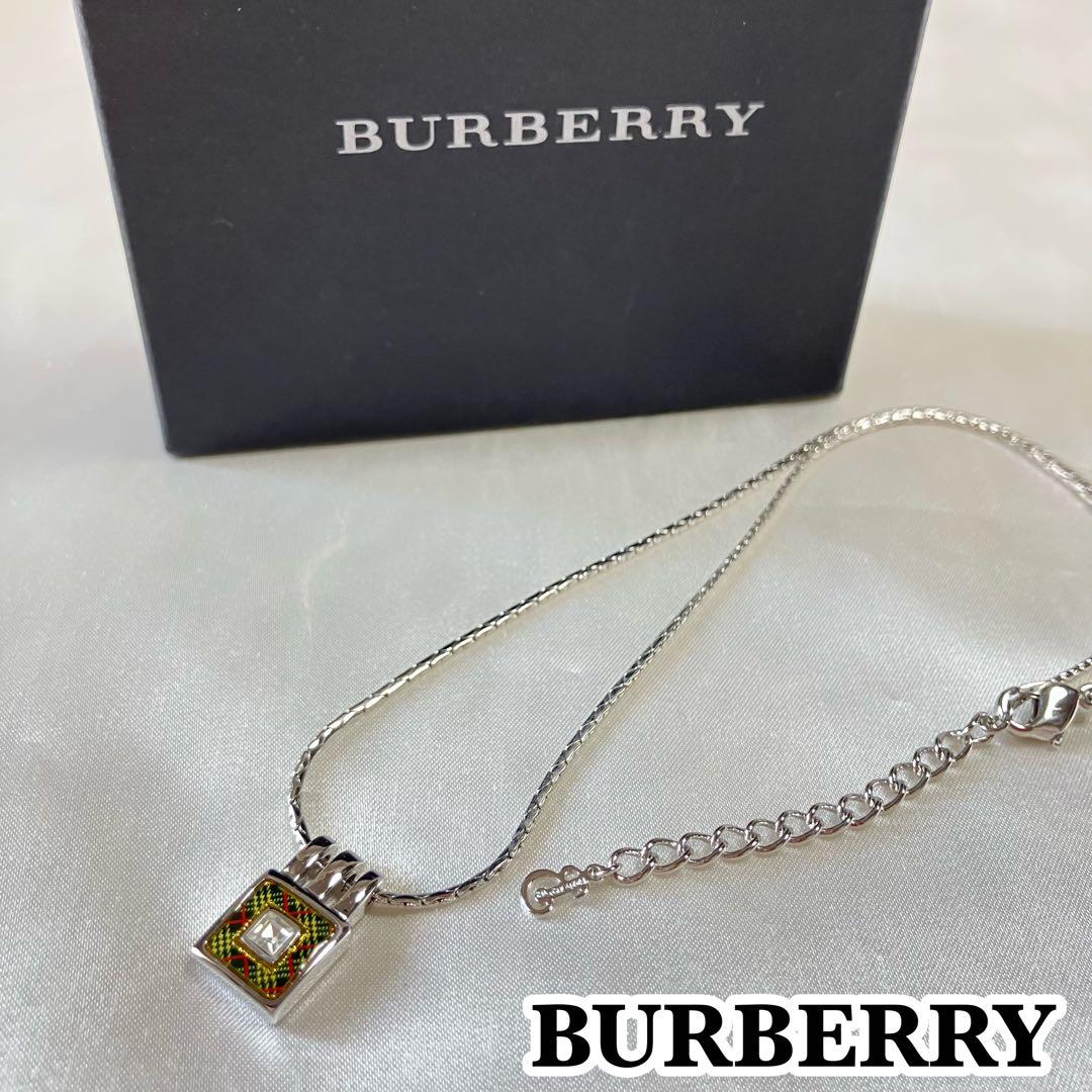 バーバリー スクエア チェック ネックレス シルバー ストーン