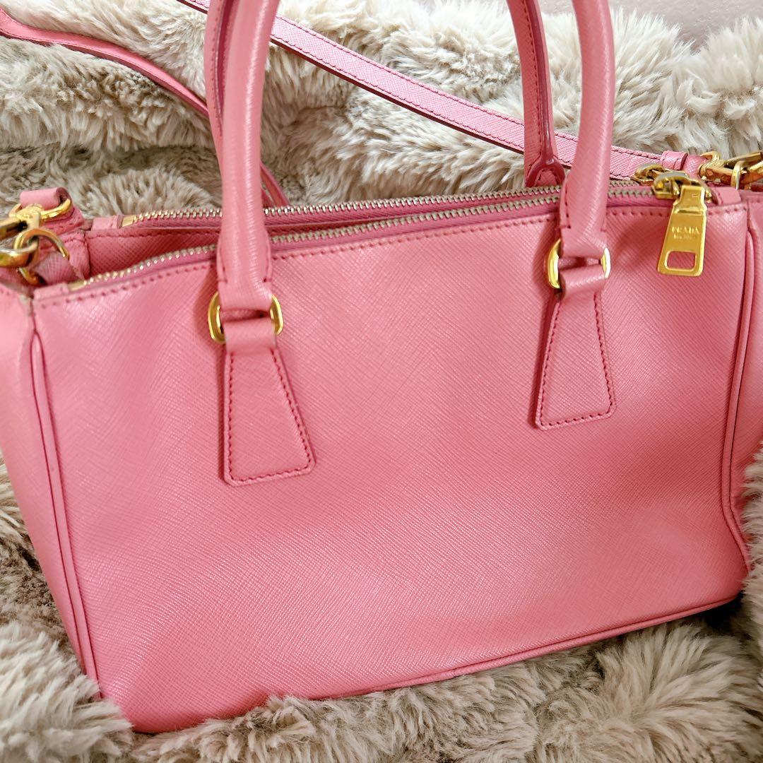 プラダ ガレリアサフィアーノ バッグ スモール ピンク ショルダーストラップ付き