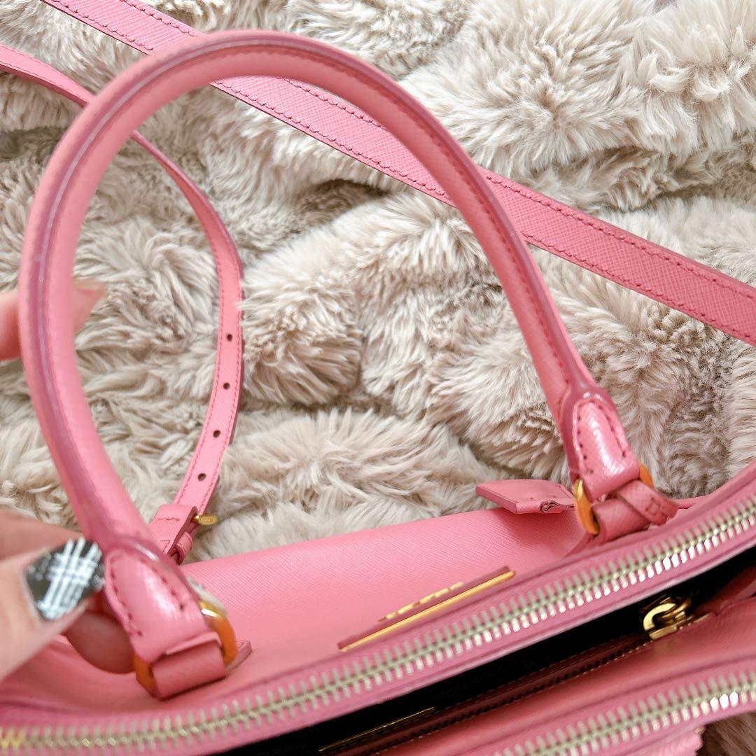 プラダ ガレリアサフィアーノ バッグ スモール ピンク ショルダーストラップ付き