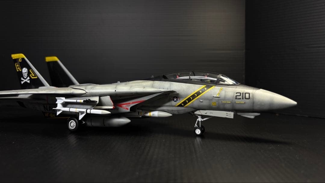 F-14A トムキャット ハイビジ 1/72プラモデル 完成品