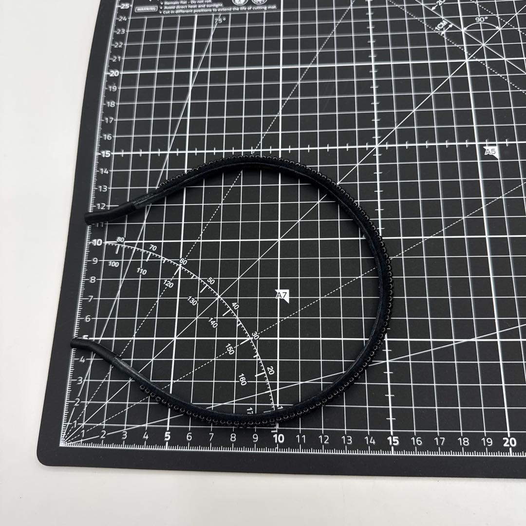 美品　アッカ　カチューシャ　3連　スワロフスキー　黒