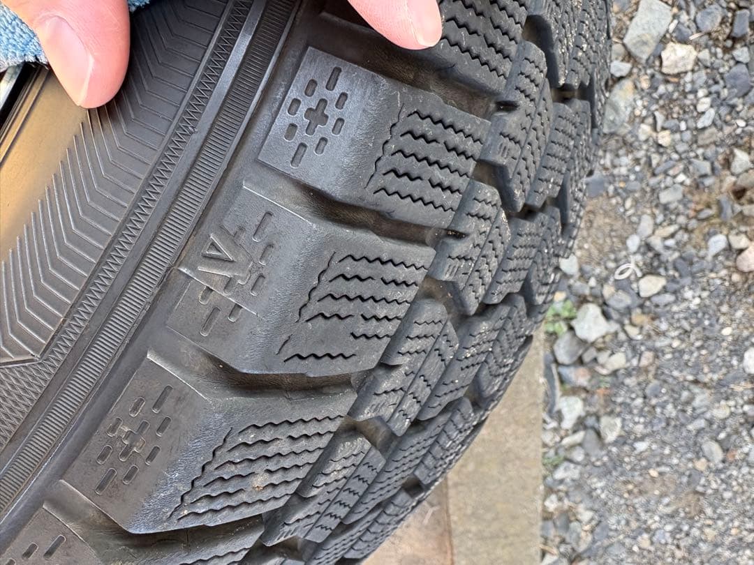 ちろるチロル215/60R17スタッドレスタイヤホイールセットナット付き