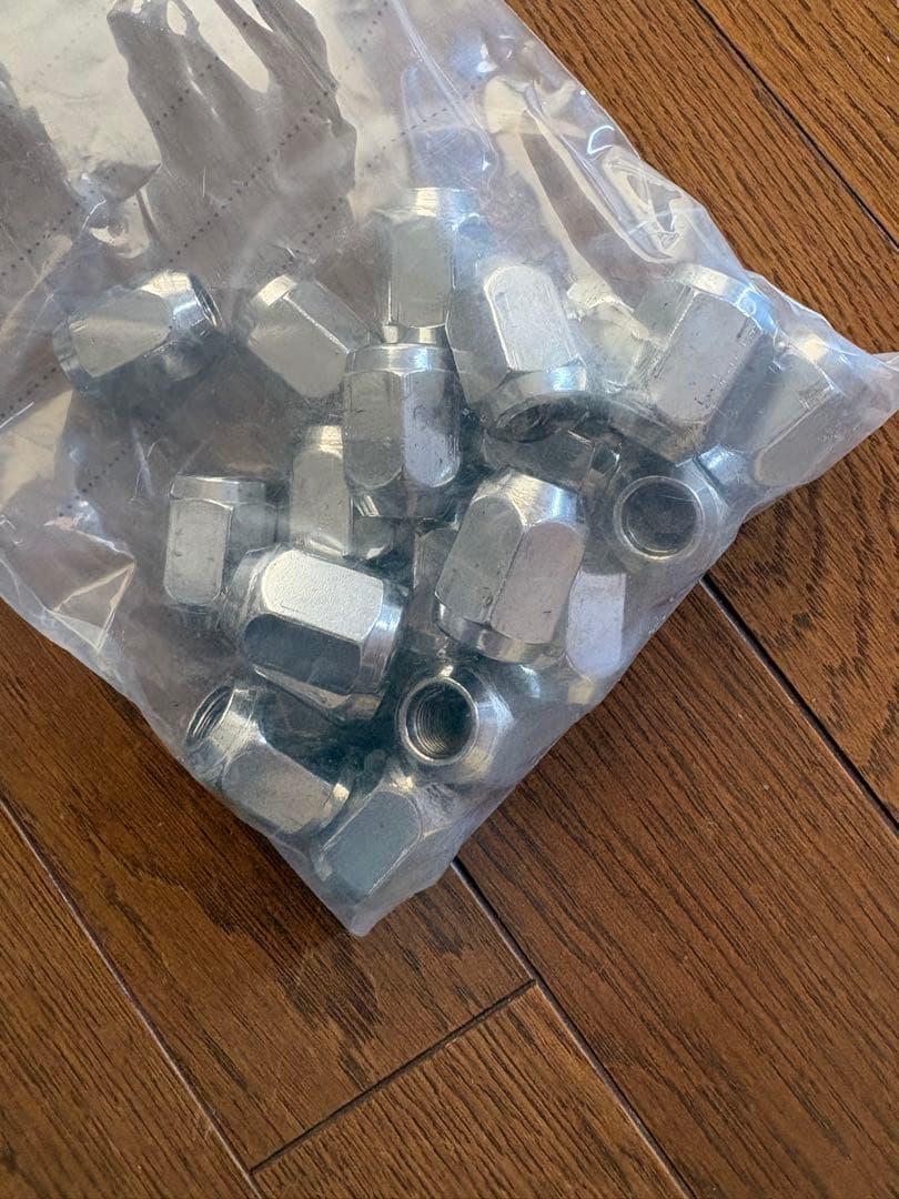 ちろるチロル215/60R17スタッドレスタイヤホイールセットナット付き