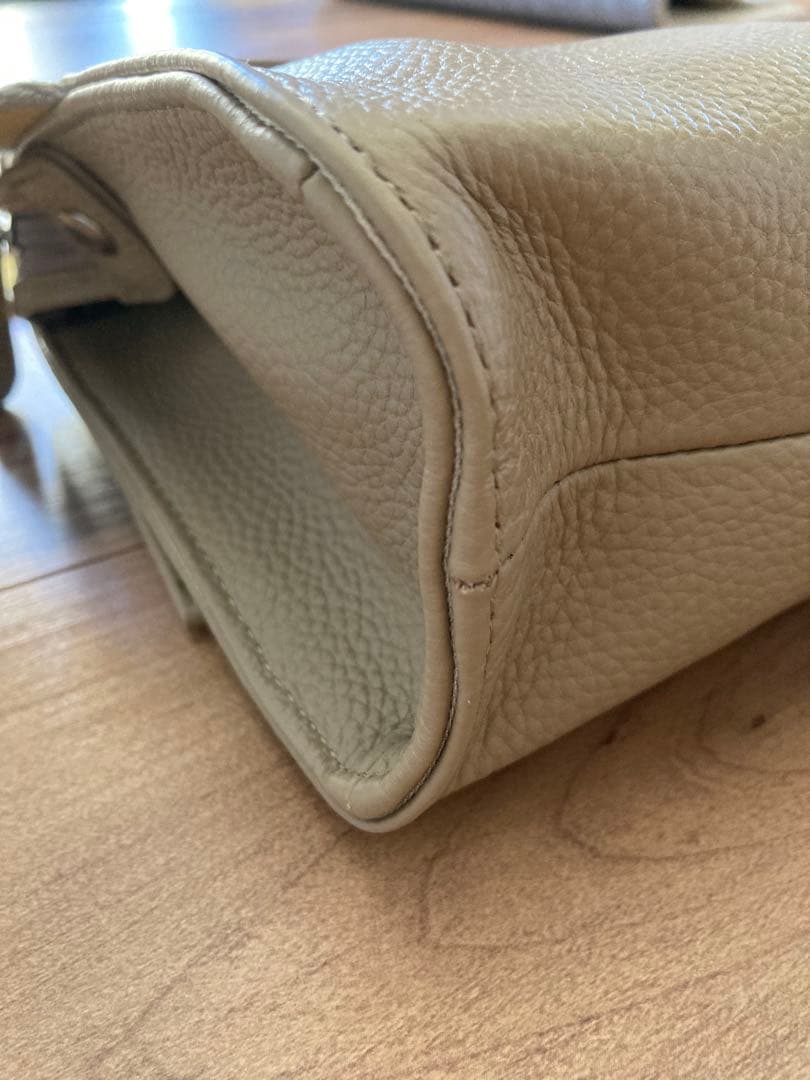 イアパピヨネ　【未使用】レザー ボディバッグ