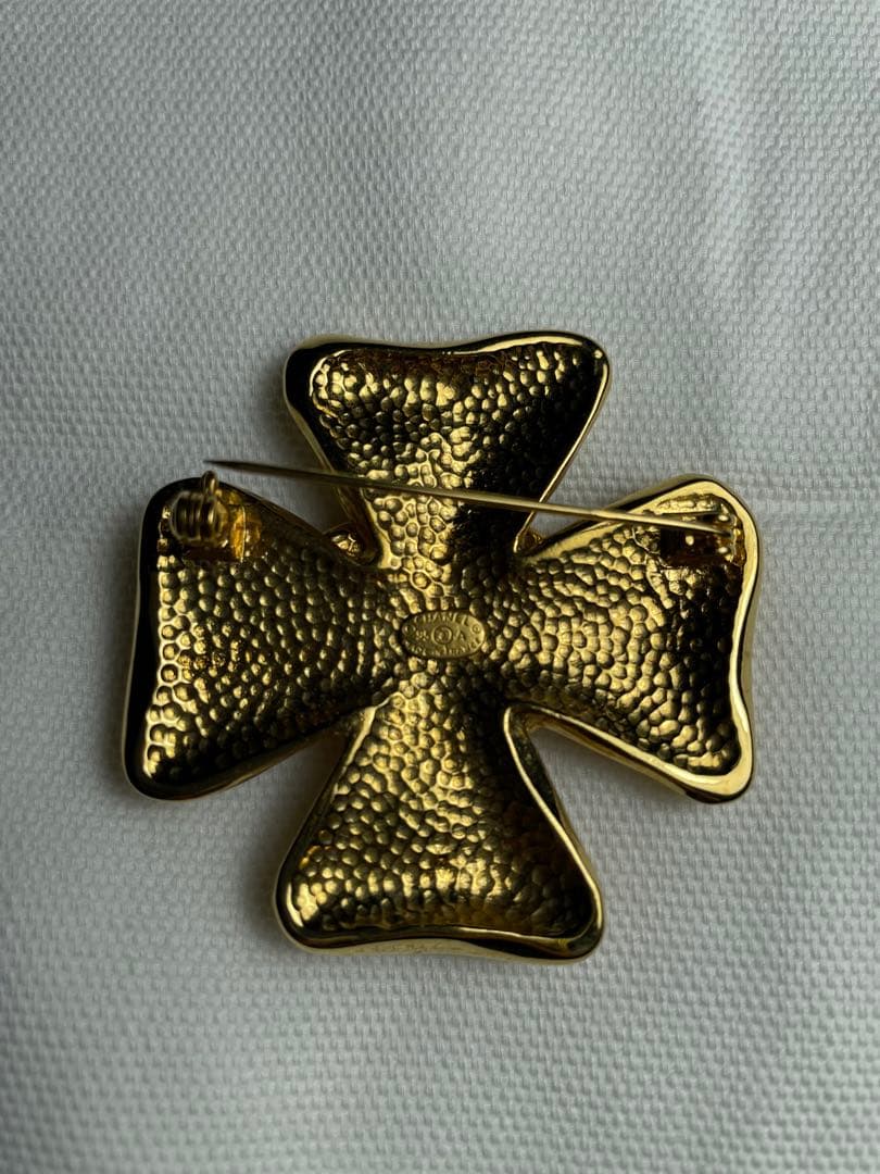 シャネル金色のクロス型ブローチビンテージ