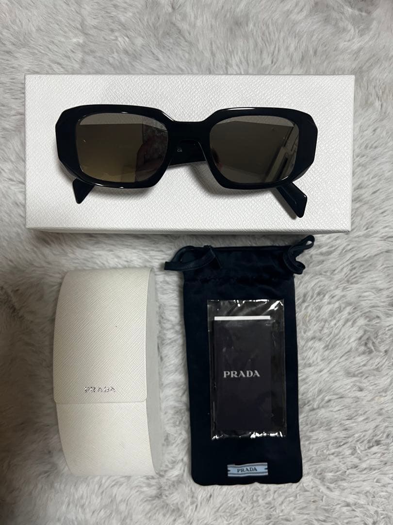 PRADA ブラック スクエアサングラス ミラーリング