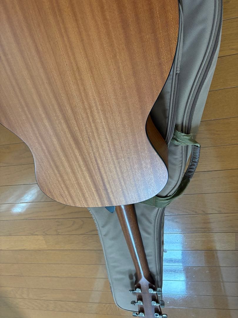 Taylor テイラー　アコースティックギター エレアコ　コブクロ　小渕健太郎