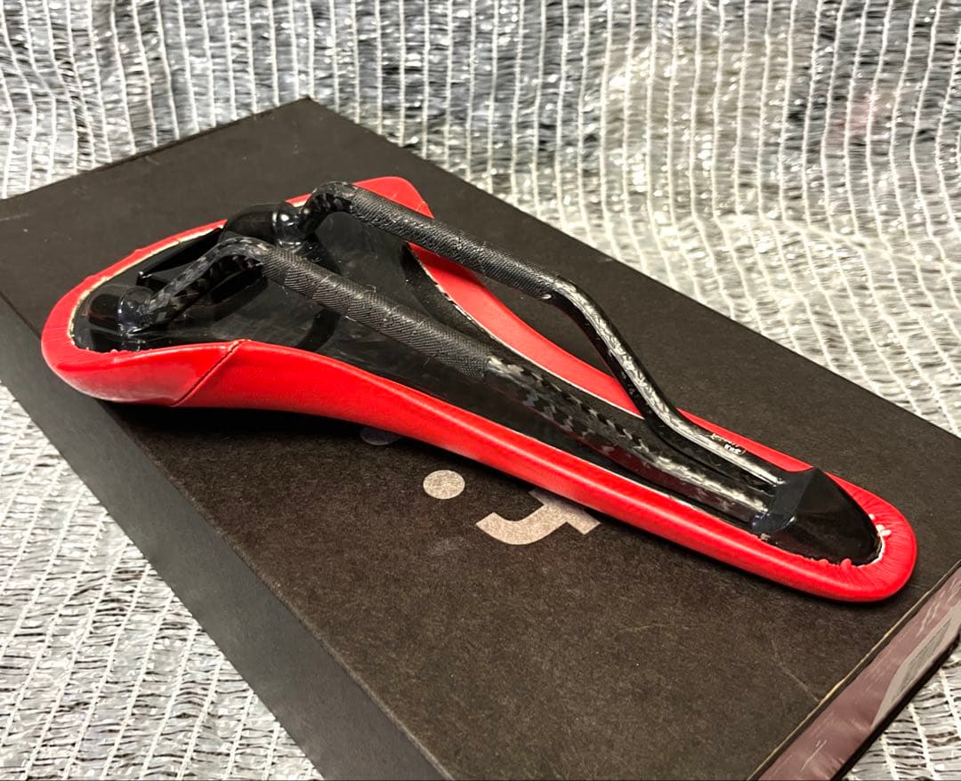 フィジーク　fi'zi:k Antares サドル カーボン　レッド