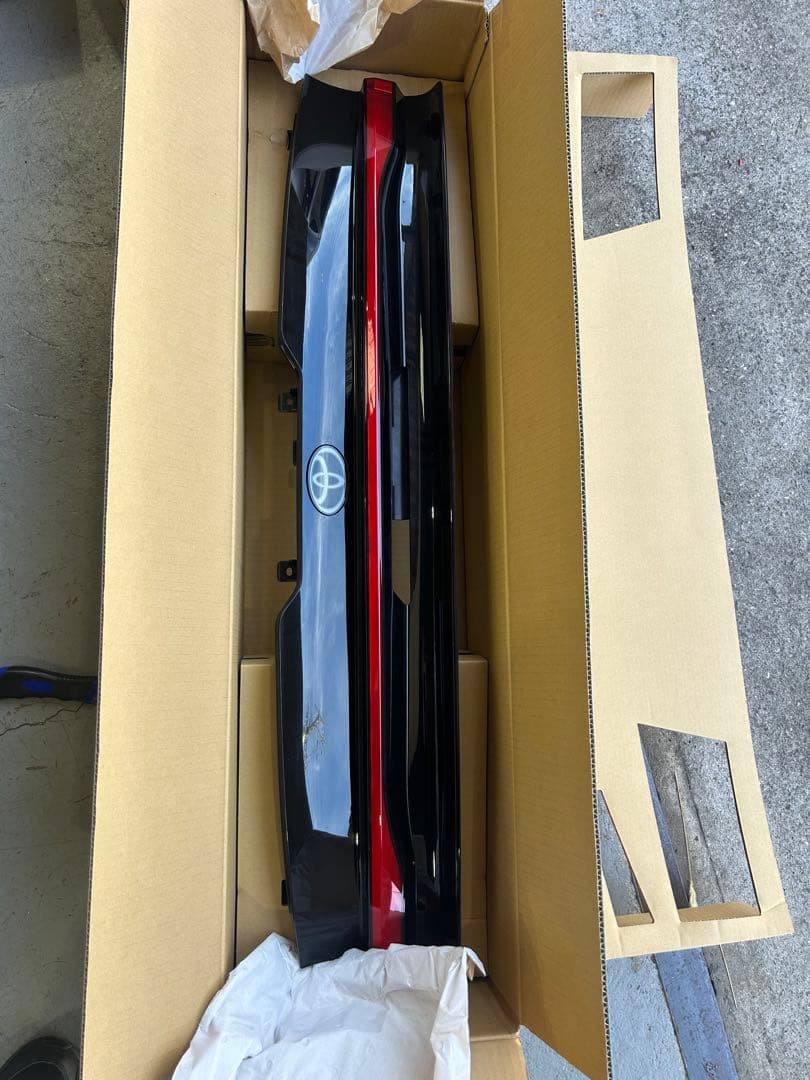 トヨタ プリウス60 テールゲートガーニッシュ 黒/赤　テールランプ