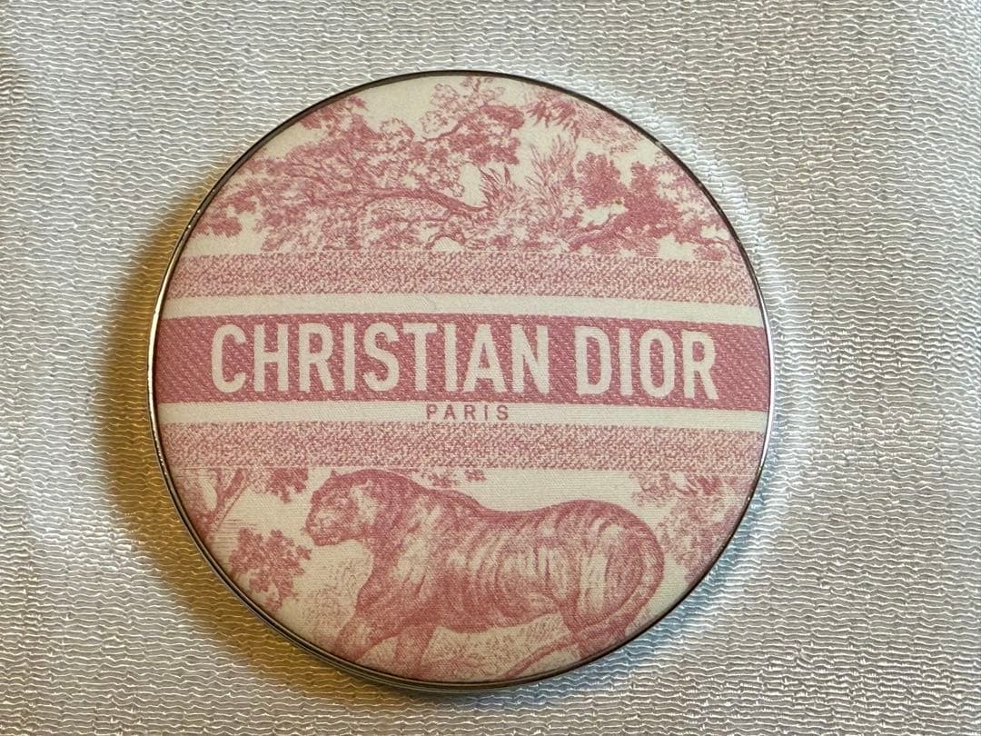 ディオールスキン　フォーエヴァーコーラルグロウ　004フェイスパウダー限定品新品