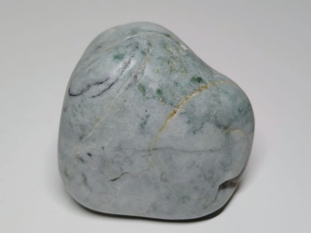 糸魚川136 翡翠 275g ヒスイ 原石 鑑賞石 自然石 誕生石 鉱物 鉱石