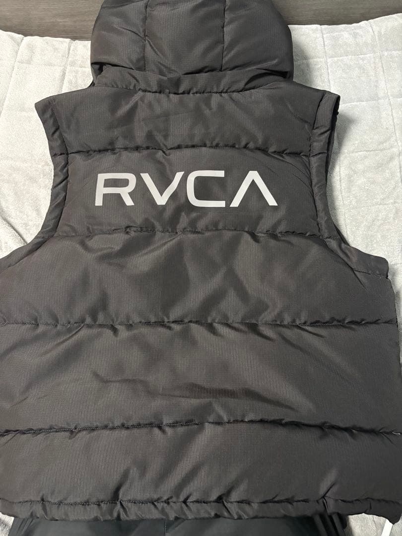 RVCA フード付きベストダウンベスト ブラック フードは取れます。