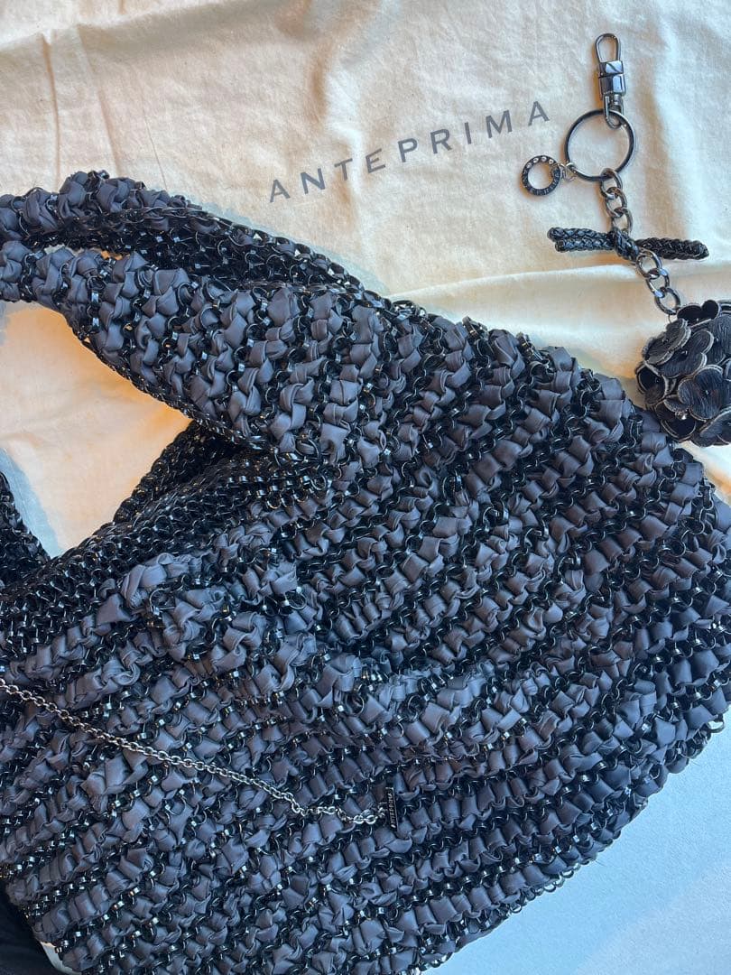 【極美品】ANTEPRIMA 黒 リボン編み ハンドバッグ　フラワーチャーム付き