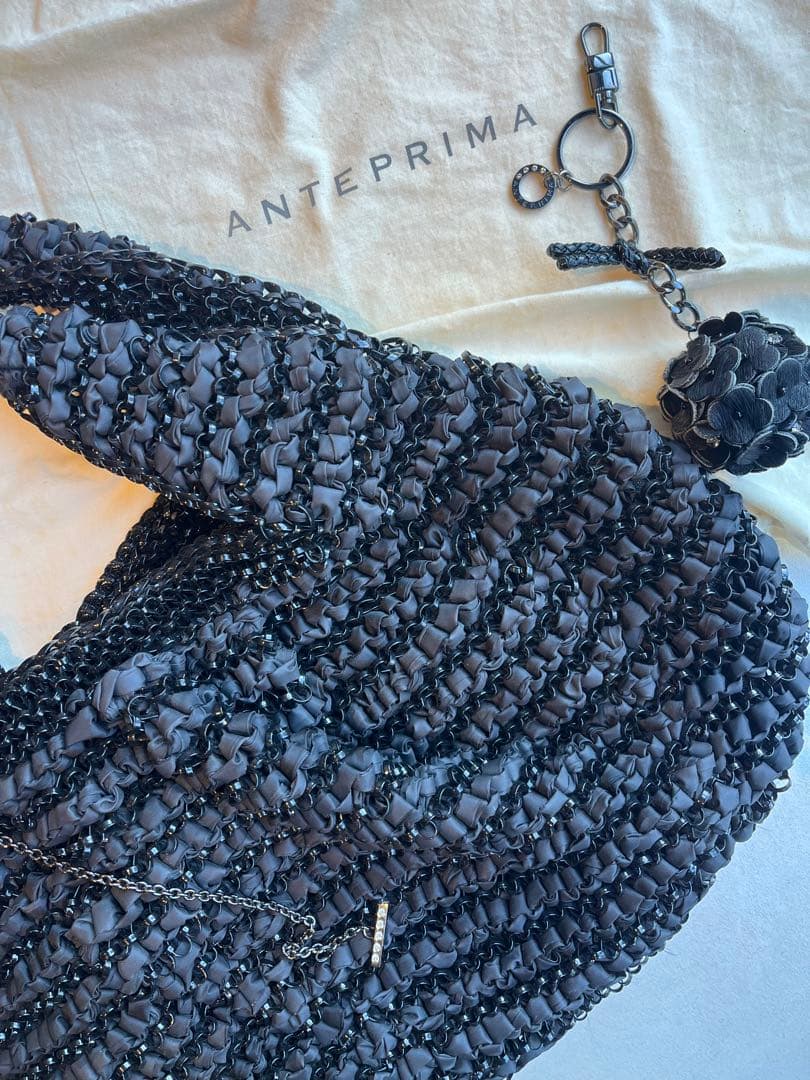 【極美品】ANTEPRIMA 黒 リボン編み ハンドバッグ　フラワーチャーム付き