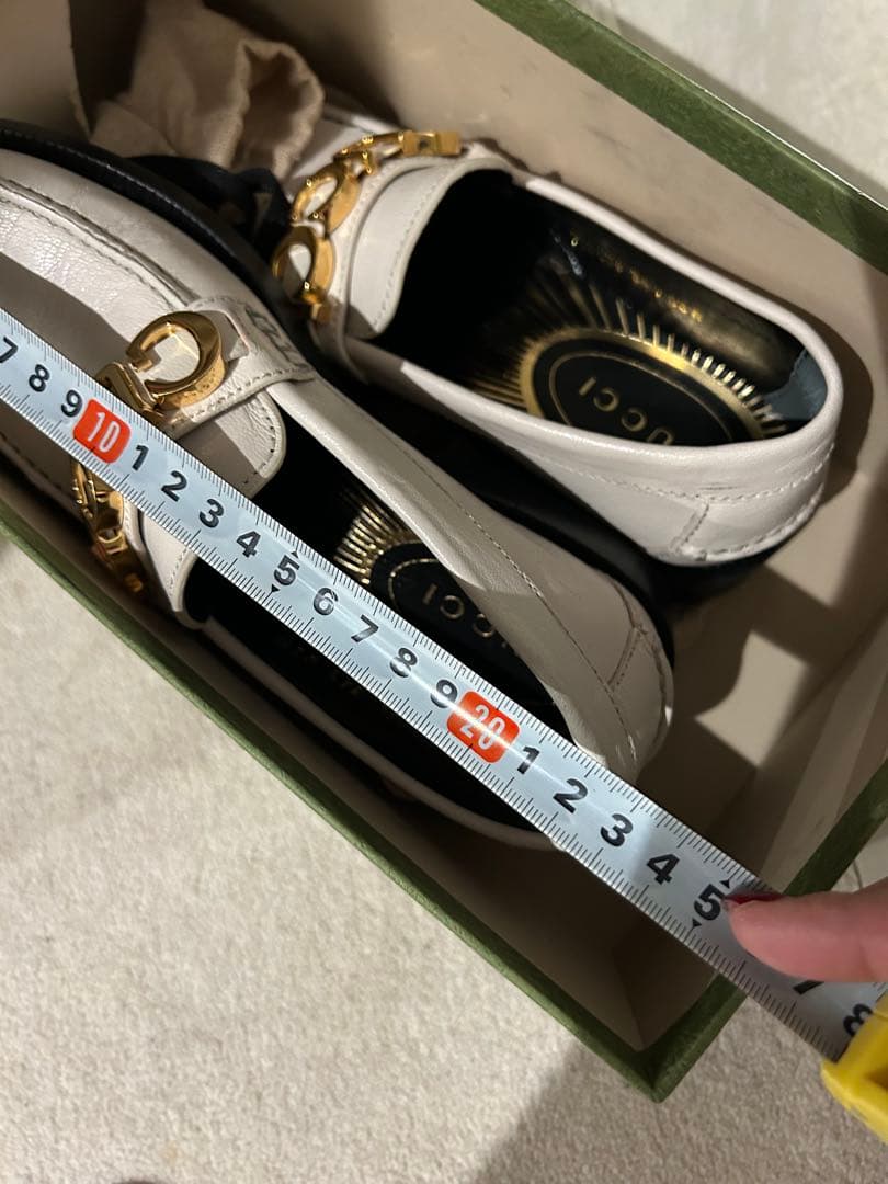 GUCCI ホワイト ローファー ゴールドロゴ