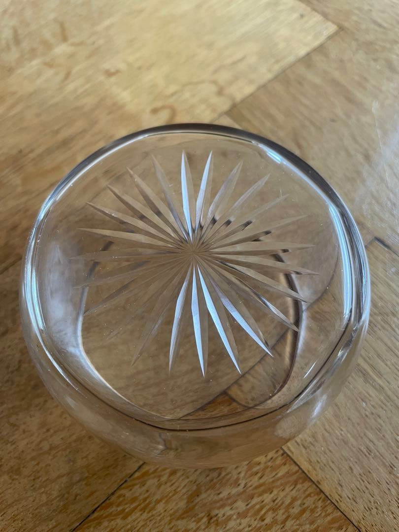 フランス蚤の市の繊細なガラス小物入れ(ボンボニエール)