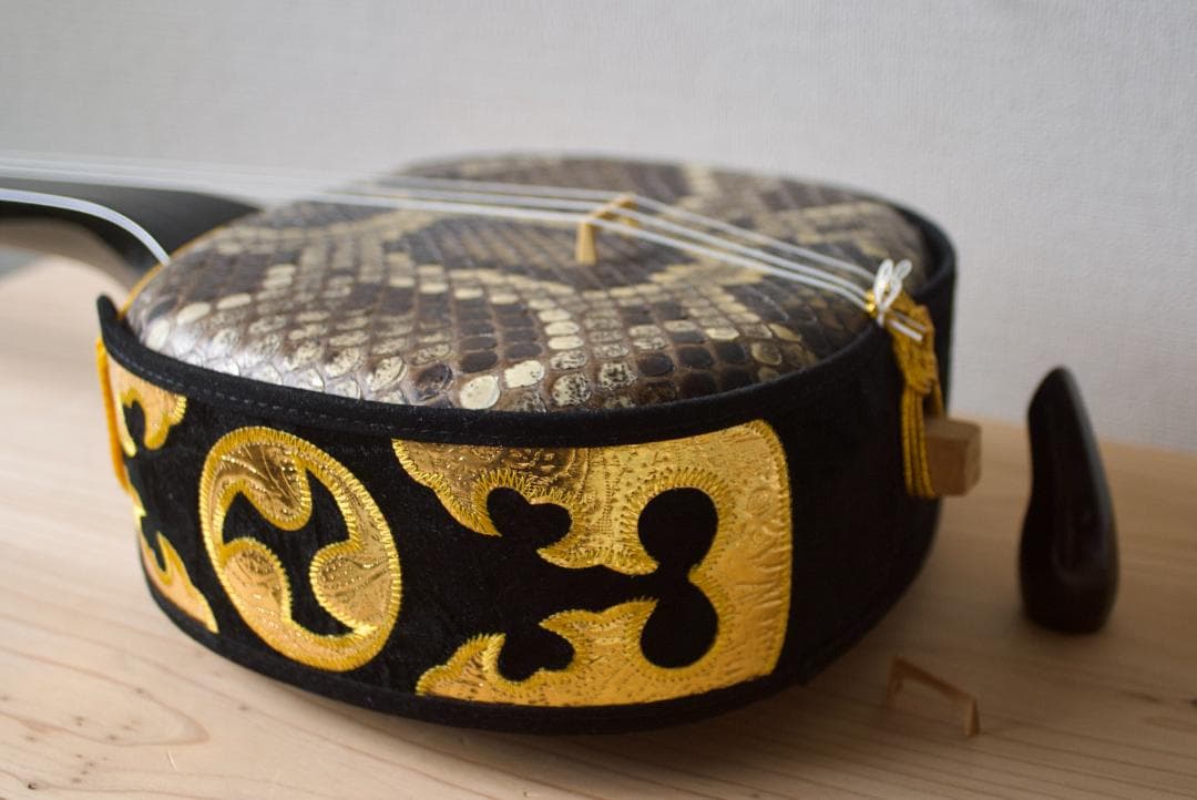 三線　沖縄　本皮強化張り 爪、ハードケース付　三味線　送料込み