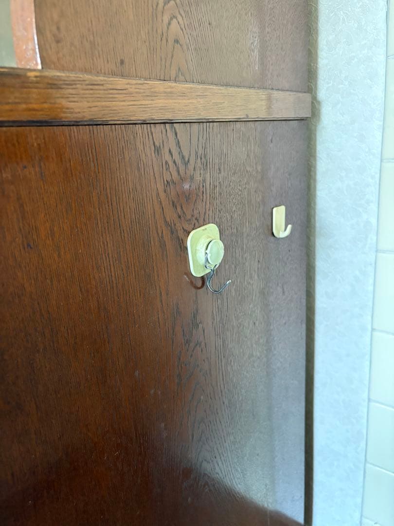 木製の食器棚　水屋　上段ガラス扉付き　下段だけ