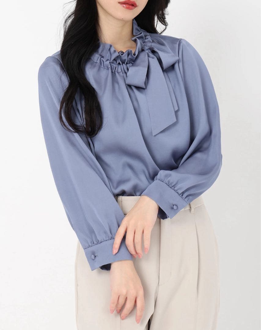 セレモニー・オフィスシーンにおすすめなアイテム　ギャザーフリルリボンブラウス