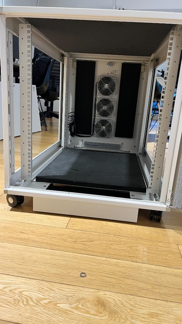 東京　直接引取　静音サーバーラック「W600×H669×D1,000」