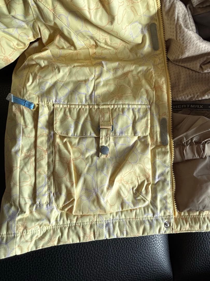 スキーウェア(女性用) フード付き淡い黄色