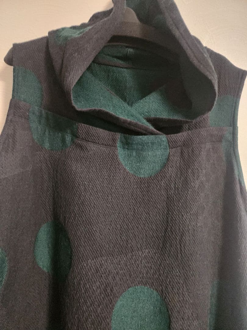 慈雨　黒地にグリーンのドット柄　フード付き　チュニック丈