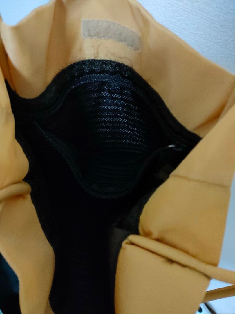 プラダ　イエロートートバッグ