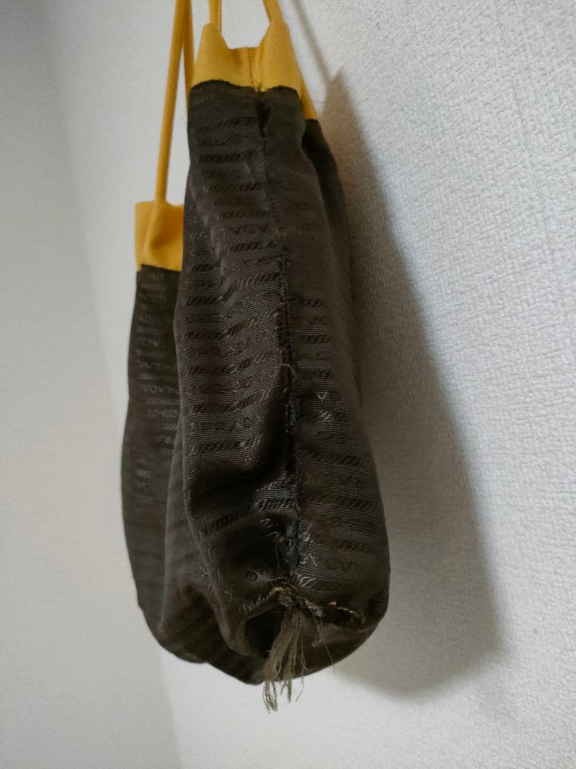 プラダ　イエロートートバッグ