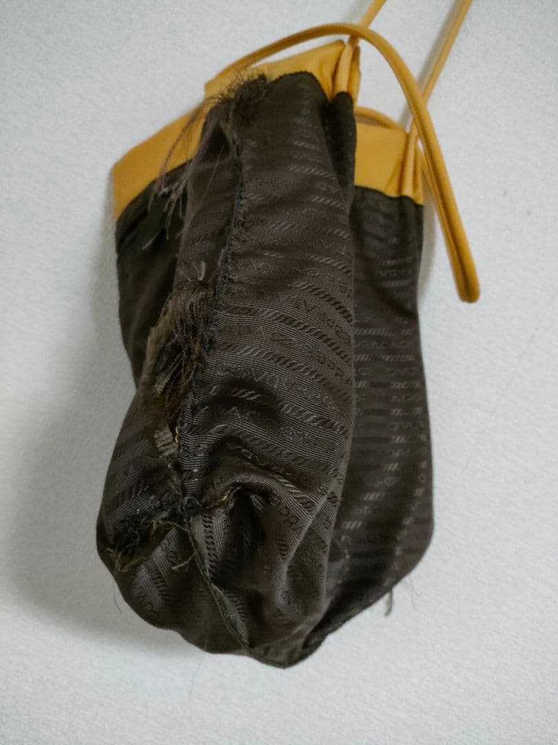 プラダ　イエロートートバッグ