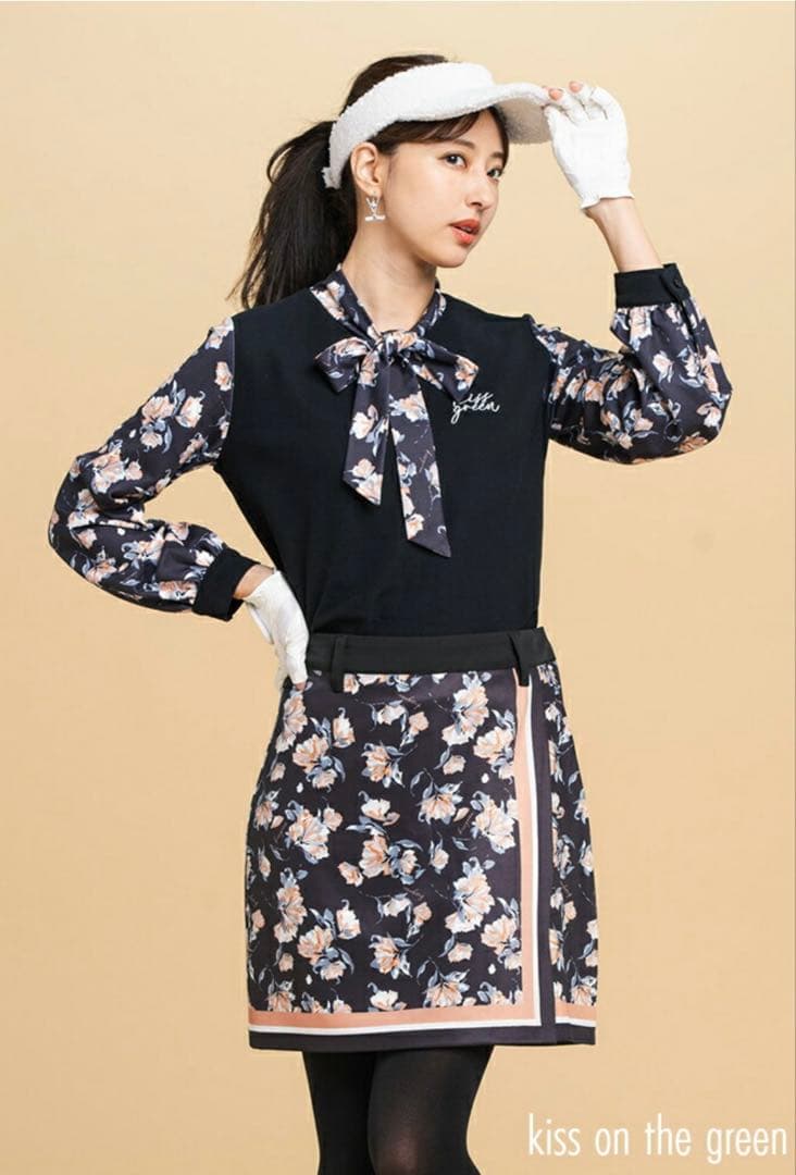 新品タグ付き　キスオンザグリーン りぼんボウタイ付き花柄トップス&スカート　L