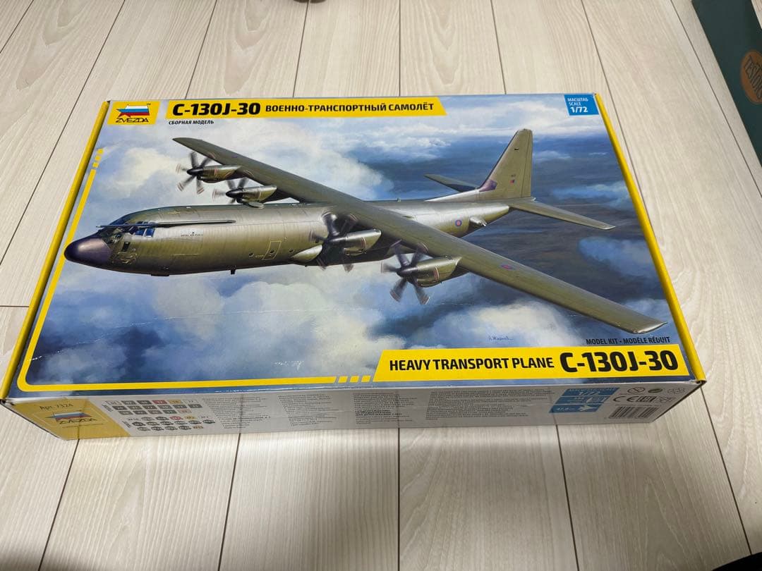 ズベズダ　C-130J-30 輸送機モデルキット 1/72
