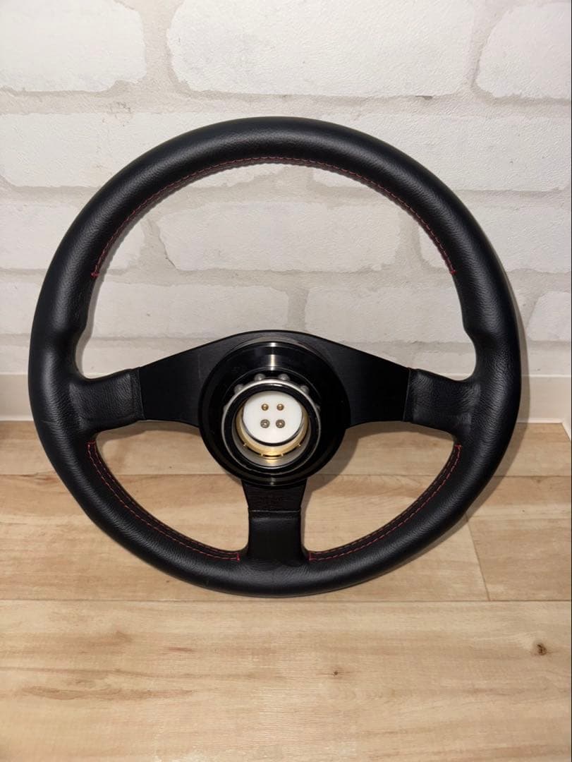 momo TUNER レッドステッチ(ラフィックス2 ステアリング側のみ付属)