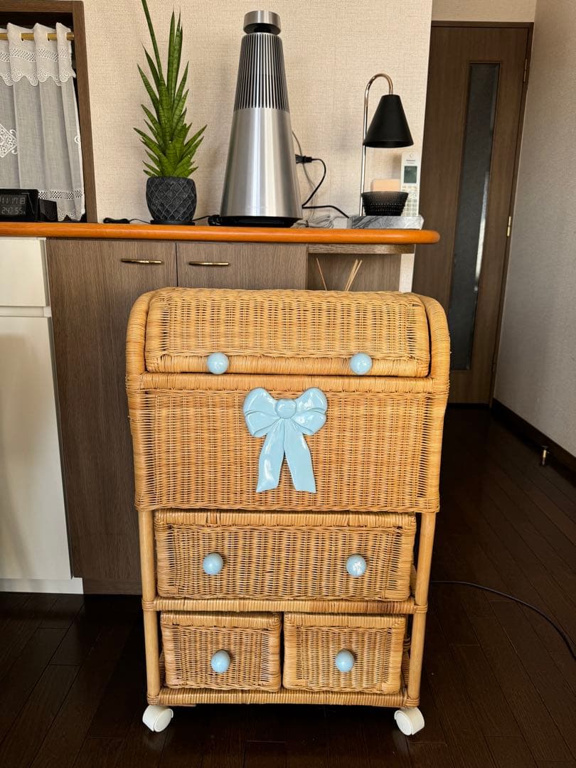 ラタン製収納キャビネット ブルーリボン付き 籐　ヴィンテージ、アンティーク