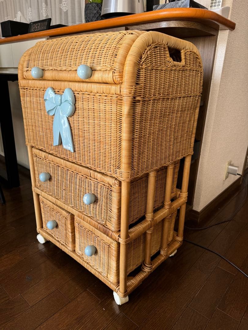 ラタン製収納キャビネット ブルーリボン付き 籐　ヴィンテージ、アンティーク