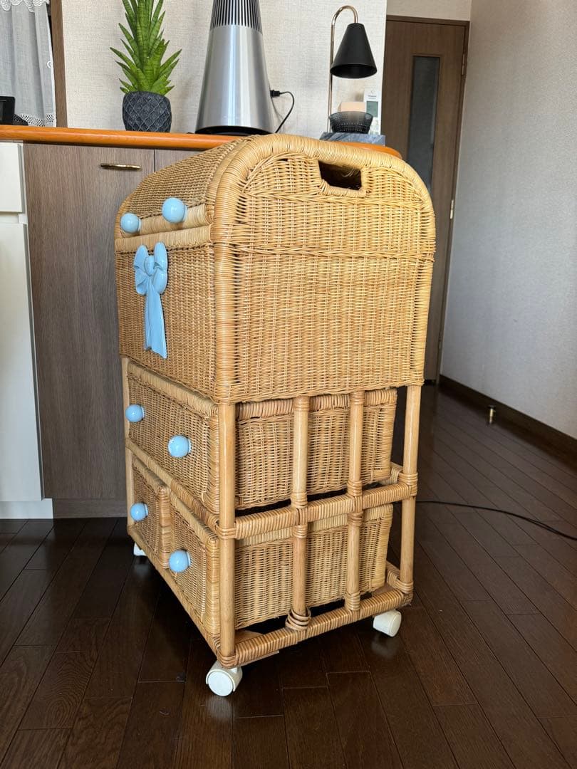 ラタン製収納キャビネット ブルーリボン付き 籐　ヴィンテージ、アンティーク