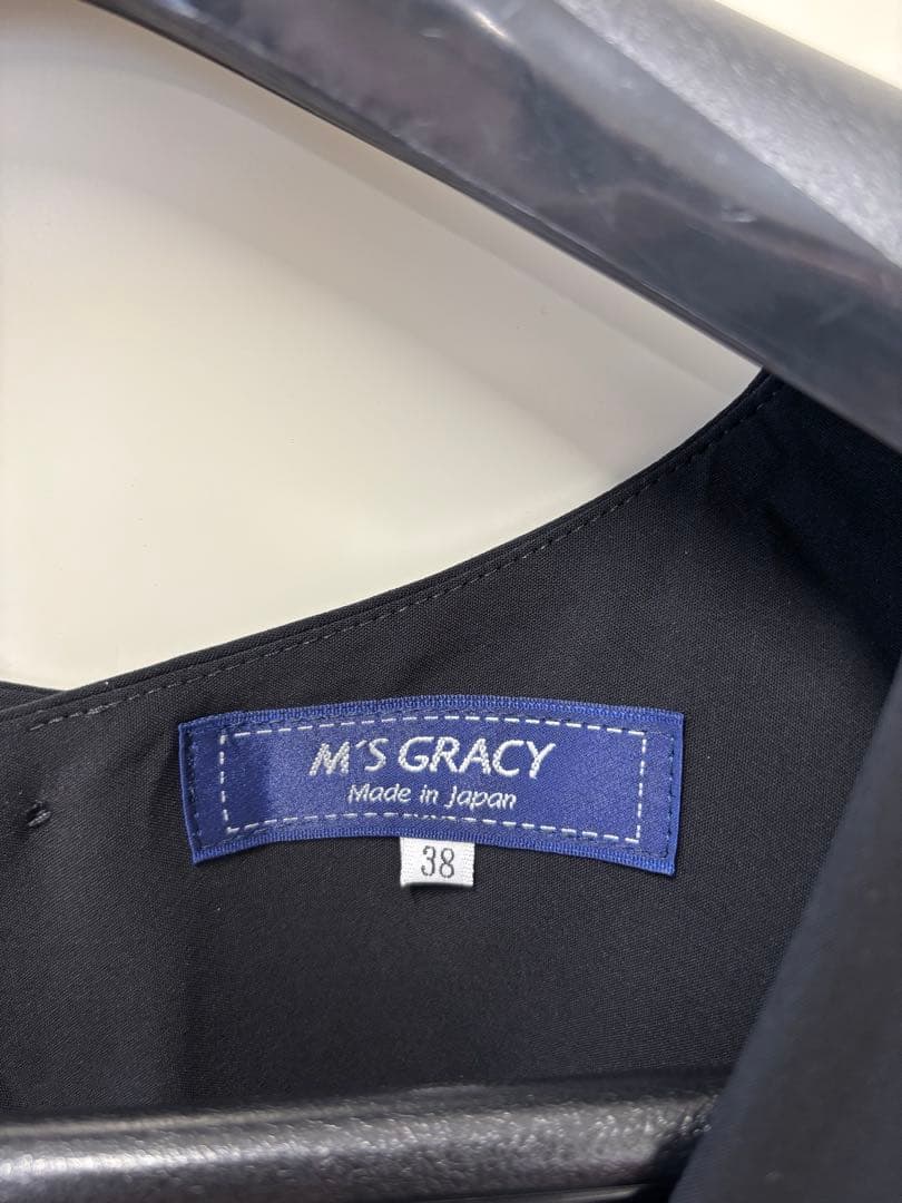 新品M'S GRACY ブラック Vネック ジレ38 後ろボタン