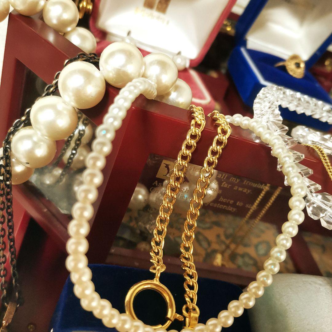 遺品整理 大量アクセサリー 刻印 指輪 金色 喜平 ネックレス ブローチ 翡翠