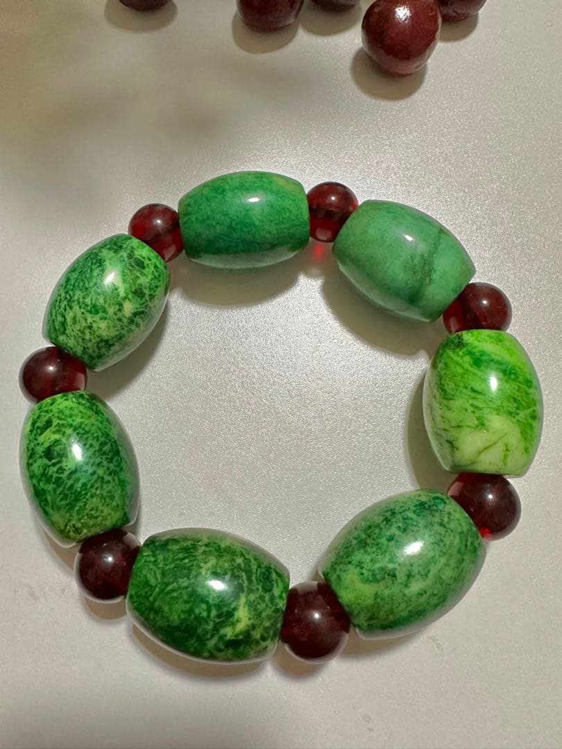 モンゴル産 翡翠 ドラム型 大穴ビーズの連(琥珀入り) 47cm