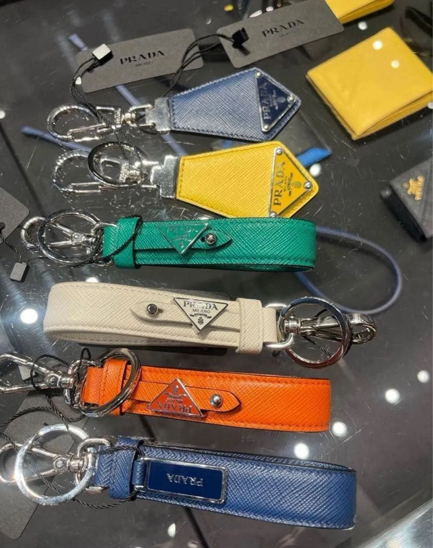 専用★新品★保存袋付★プラダ★2025春夏ー秋冬限定★ダークグリーン★キーリング