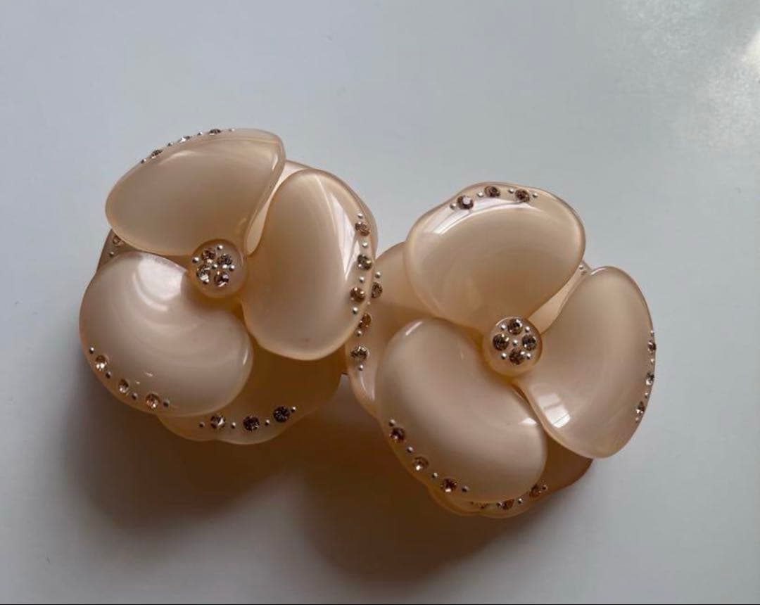 Alexandre De Paris 双子カメリア バレッタ ベージュ